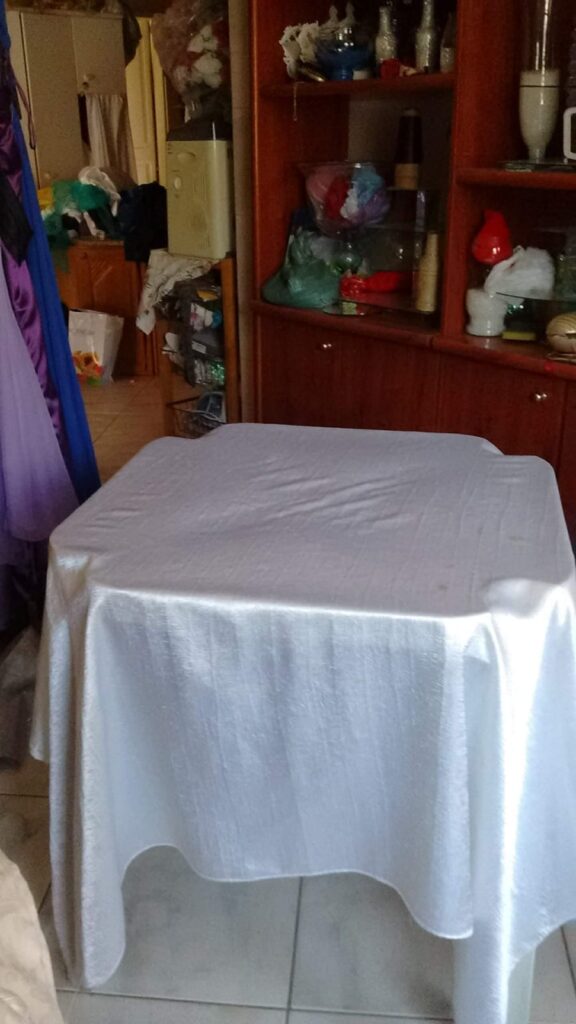 Aluguel de mesas e cadeiras.