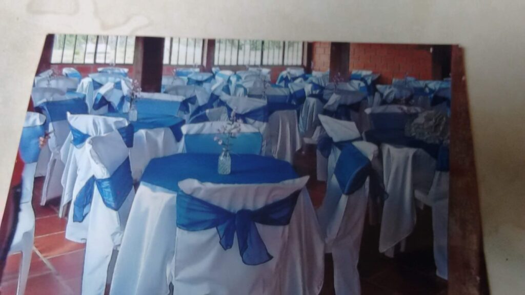 Aluguel de mesas e cadeiras.