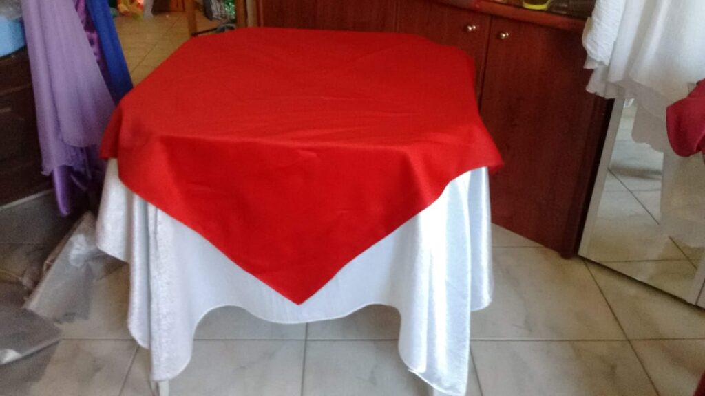 Aluguel de mesas e cadeiras.