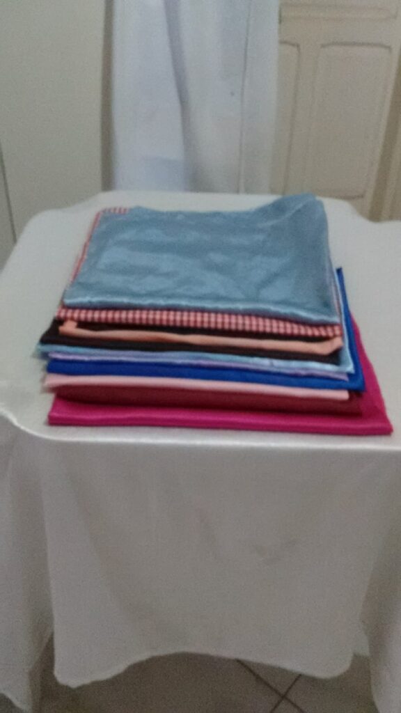 Aluguel de mesas e cadeiras.