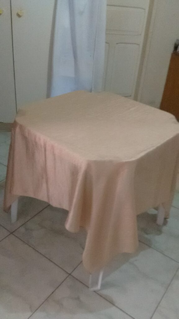 Aluguel de mesas e cadeiras.