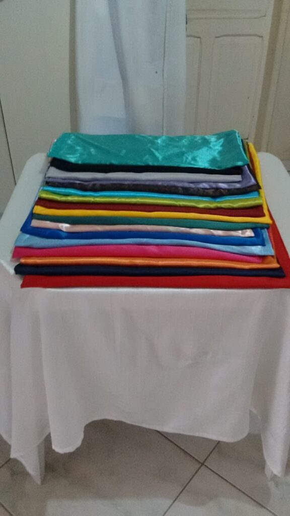 Aluguel de mesas e cadeiras.