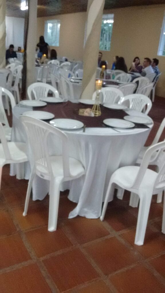 Aluguel de mesas e cadeiras.